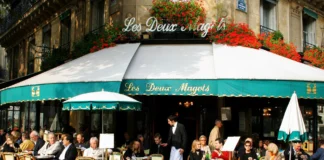 Essen in Paris: Ein kulinarisches Zentrum in Europa Cafe Les Deux Magots in Paris, Frankreich.