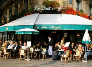 Essen in Paris: Ein kulinarisches Zentrum in Europa Cafe Les Deux Magots in Paris, Frankreich.