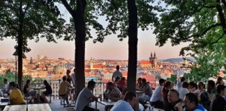 Tipps zu den besten Prager Biergärten Letna Biergarten in Prag, Tschechische Republik.