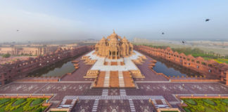 Was du beim Besuch von Tempeln in Indien beachten solltest Akshardham Tempel in Delhi, Indien.