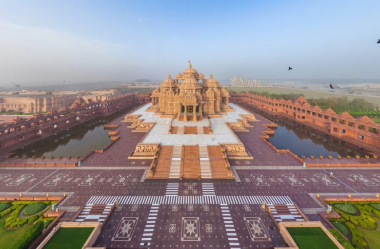 Was du beim Besuch von Tempeln in Indien beachten solltest Akshardham Tempel in Delhi, Indien.