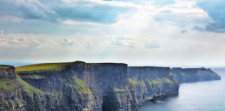 Erlebenswerte Touristenattraktionen in Irland Blick auf die Cliffs of Moher, Irland