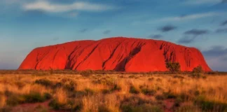 Warum der Uluru das Herz Australiens ist Der rot strahlende Uluru im Zentrum von Australien.