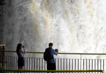 Besuch der gewaltigen Iguazu-Fälle in Brasilien Direkt neben den Iguazu Wasserfällen in Brasilien