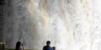 Besuch der gewaltigen Iguazu-Fälle in Brasilien Direkt neben den Iguazu Wasserfällen in Brasilien