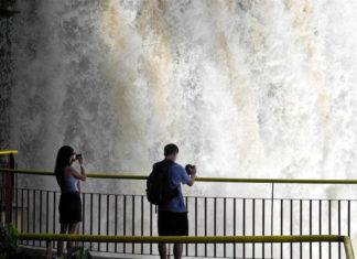 Besuch der gewaltigen Iguazu-Fälle in Brasilien Direkt neben den Iguazu Wasserfällen in Brasilien