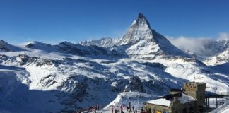 Skifahren und Snowboarden in der Schweiz Blick auf das Matterhorn von Zermatt in der Schweiz.