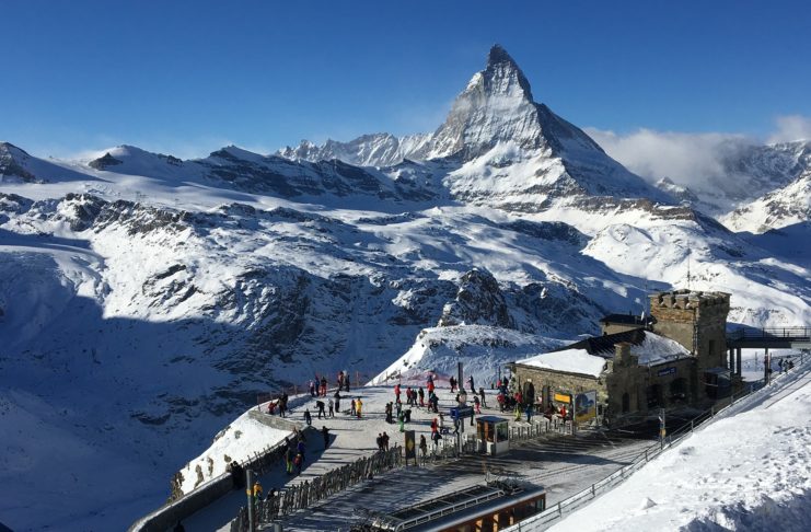 Skifahren und Snowboarden in der Schweiz Blick auf das Matterhorn von Zermatt in der Schweiz.