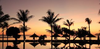 Ausflugsziele für die Flitterwochen auf Bali Sonnenuntergang und Flitterwochen auf Bali, Indonesien