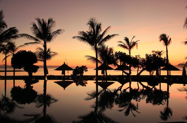 Ausflugsziele für die Flitterwochen auf Bali Sonnenuntergang und Flitterwochen auf Bali, Indonesien