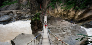 Wanderung in der Tigersprung-Schlucht, China Wandern in der Tiger Leaping Gorge, China