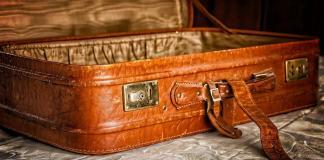 Deine stilvolle Städtereise-Packliste city break packing list with suitcase