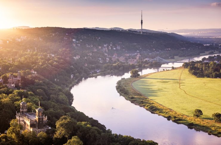 Dresden Elbland: Wo Barock auf Urbanität trifft und Natur im Überfluss vorhanden ist Dresden mit Blick auf die Sächsische Schweiz.