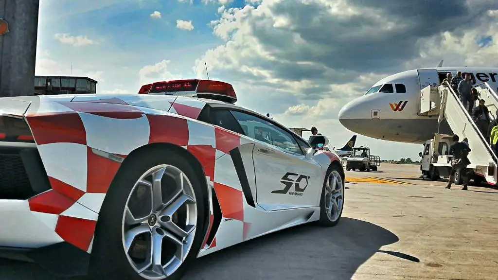Lamborghini Follow Auto am Flughafen Bologna, Emilia Romagna, Italien.