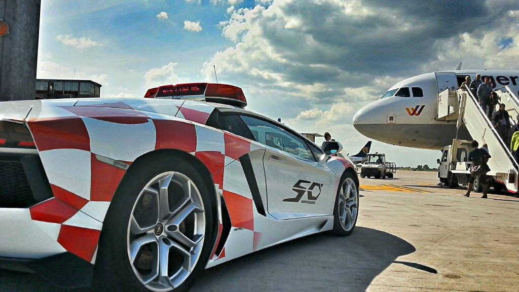 Lamborghini Follow Auto am Flughafen Bologna, Emilia Romagna, Italien.