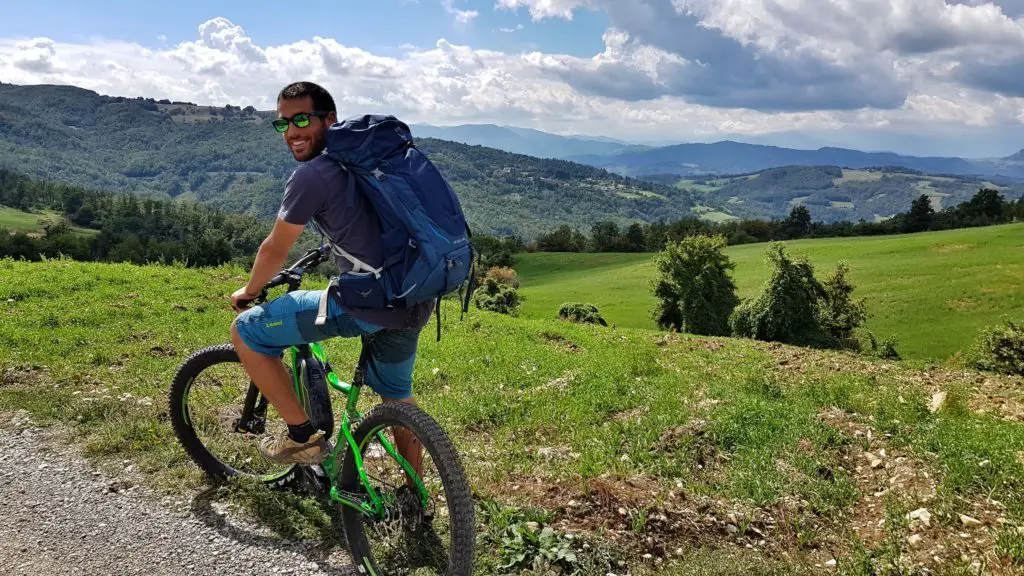 Radfahren auf einem Abschnitt des Pfades der Götter, Italien.