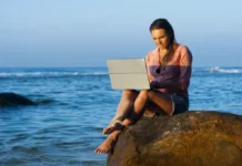 Reisen und Arbeiten aus der Ferne, auch am Strand.
