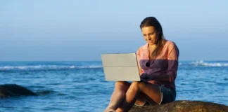 Tipps für das Reisen und Arbeiten aus der Ferne Reisen und Arbeiten aus der Ferne, auch am Strand.