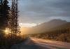 Alaska Dalton Highway Reisetipps: Für Abenteurer und Adrenalinjunkies Sonnenuntergang am Dalta Highway in Alaska, USA.