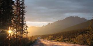 Alaska Dalton Highway Reisetipps: Für Abenteurer und Adrenalinjunkies Sonnenuntergang am Dalta Highway in Alaska, USA.