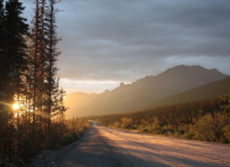 Alaska Dalton Highway Reisetipps: Für Abenteurer und Adrenalinjunkies Sonnenuntergang am Dalta Highway in Alaska, USA.