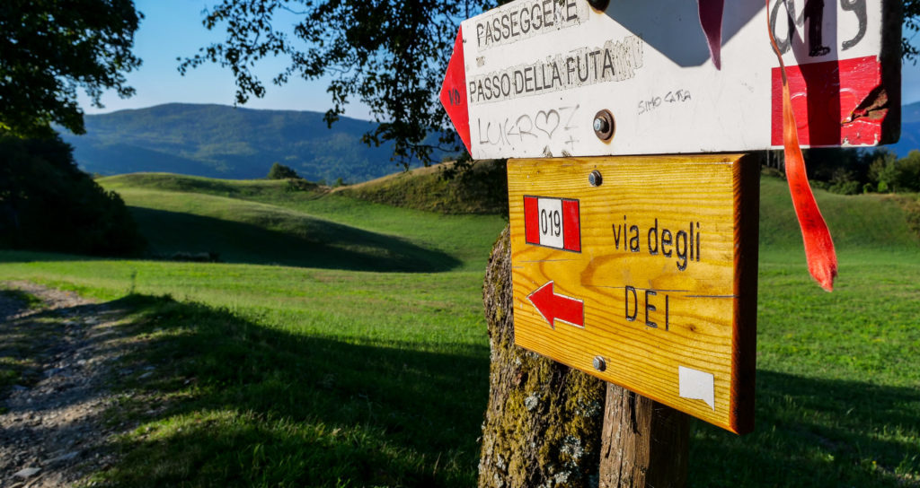 Wandern von Madonna dei Fornelli und auf der alten römischen Straße, nur im Jahr 1979 entdeckt. Pfad der Götter in Italien.