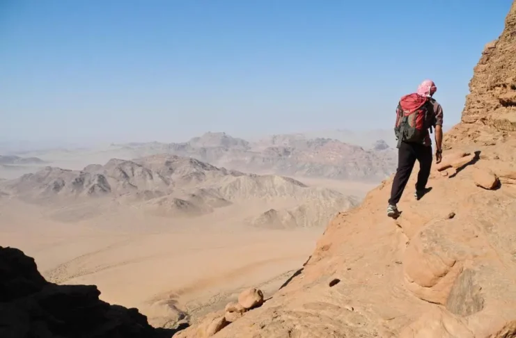 Wandern im Wadi Rum – Das Mond-Abenteuer Wanderung in und über Wadi Rum, Jordanien.