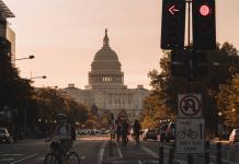 Gute Gründe, eine Reise nach Washington DC zu planen Washington DC mit dem Capitol bei Sonnenuntergang.