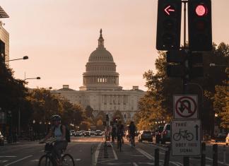 Gute Gründe, eine Reise nach Washington DC zu planen Washington DC mit dem Capitol bei Sonnenuntergang.