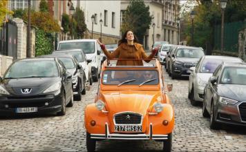 Paris im Winter: Dein Guide zur Erkundung der Stadt der Lichter Citroën 2CV tour through Montmartre in Paris, France