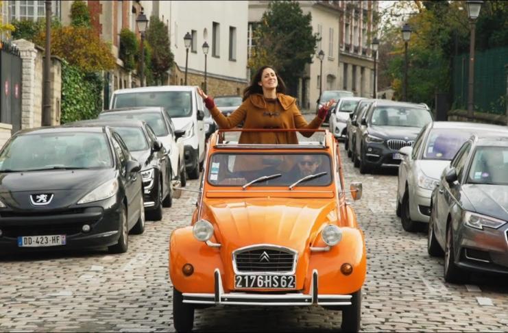 Paris im Winter: Dein Guide zur Erkundung der Stadt der Lichter Citroën 2CV tour through Montmartre in Paris, France