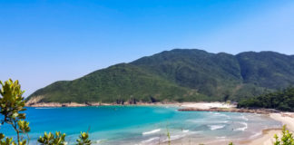 Wandern in Hongkong: Leichte und schöne Wanderwege Sai Wan Beach in Hongkong, China.