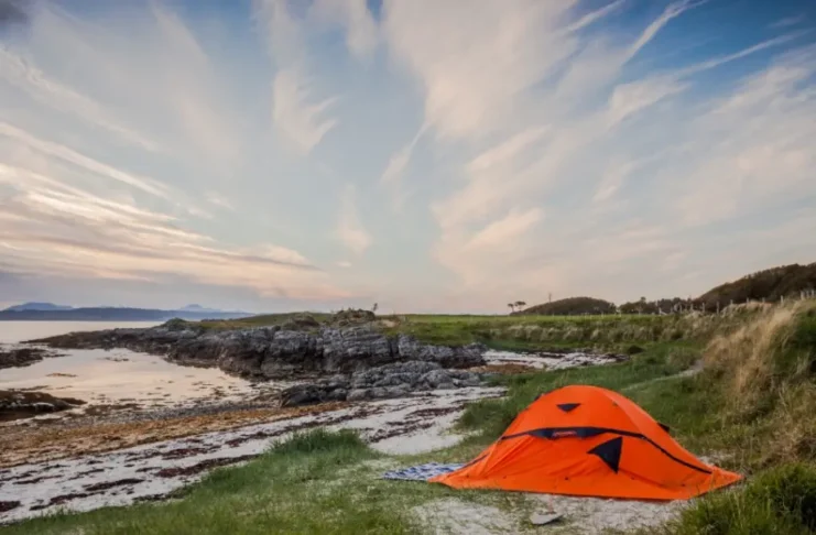 Die richtige Ausrüstung: “Must Haves” für Camping und Wandern Zelt am Meer