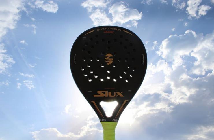 Die besten Plätze zum Padel spielen in Barcelona Padel-Schläger