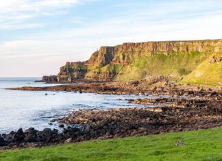 Belfast und die Küste Nordirlands erkunden Giants Causeway in Irland.
