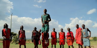 Gründe, warum ein Kulturschock auf einer Auslandsreise für dich von Vorteil sein wird Springende Massai