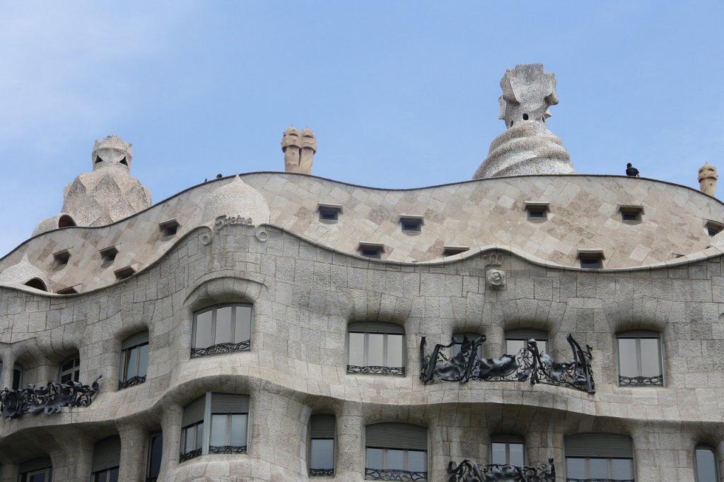 Besuche die La Pedrera für tolle Aussichten in Barcelona, Spanien.