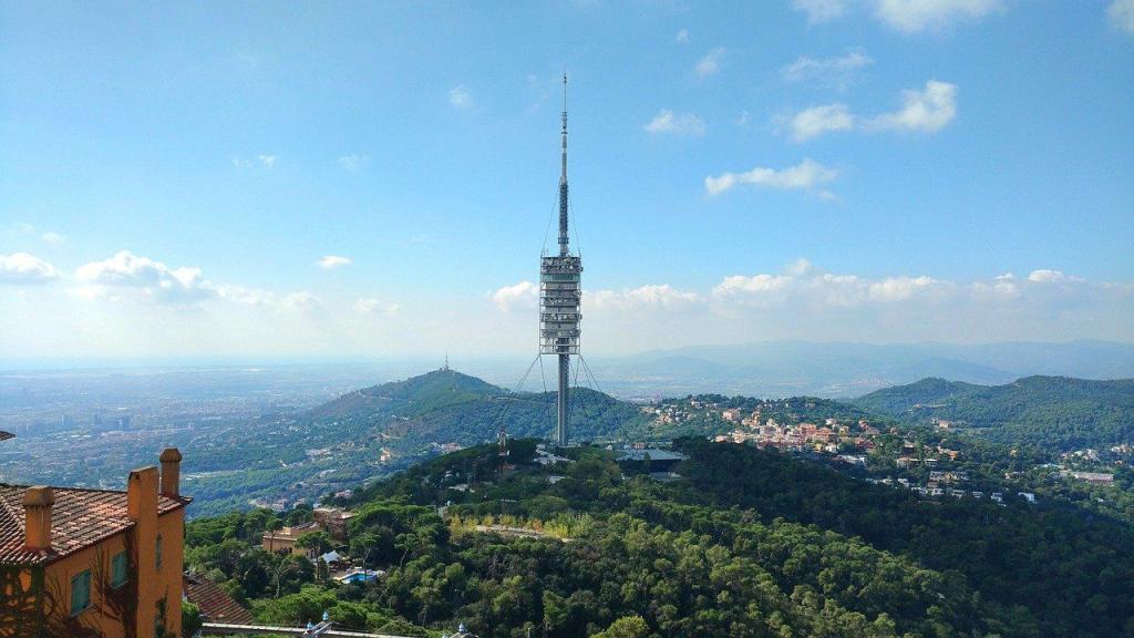 Genieße die tolle Aussicht vom Torre Collserola in Barcelona, Spanien.