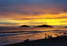 Entdecke Mazatlán, Mexiko Sonnenuntergang in Mazatlán, Mexiko.