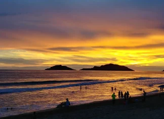 Entdecke Mazatlán, Mexiko Sonnenuntergang in Mazatlán, Mexiko.