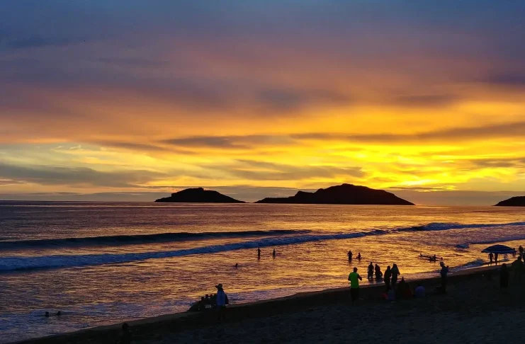 Entdecke Mazatlán, Mexiko Sonnenuntergang in Mazatlán, Mexiko.