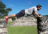 Fitness-Retreat in Mexiko: Trainieren und dabei die Maya-Ruinen erkunden Trainiere bei den Maya-Ruinen in Mexiko.
