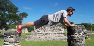 Fitness-Retreat in Mexiko: Trainieren und dabei die Maya-Ruinen erkunden Trainiere bei den Maya-Ruinen in Mexiko.