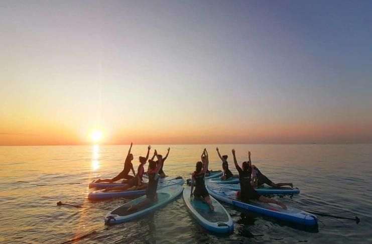 Besondere Aktivitäten in Barcelona Stand-Up Paddle Yoga in Barcelona, Spanien.