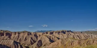 So planst du einen unvergesslichen Besuch in der Wüste von Gorafe Landschaft des Los Coloraos Caynon in Spanien