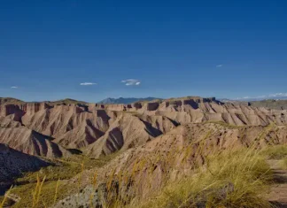 So planst du einen unvergesslichen Besuch in der Wüste von Gorafe Landschaft des Los Coloraos Caynon in Spanien