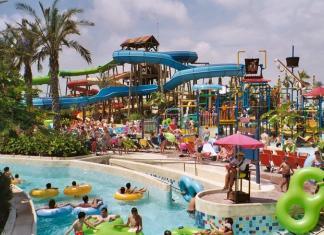 Kühle Orte für heiße Sommertage in Barcelona PortAventura Caribe Aquatic Park in Salou, Spain.