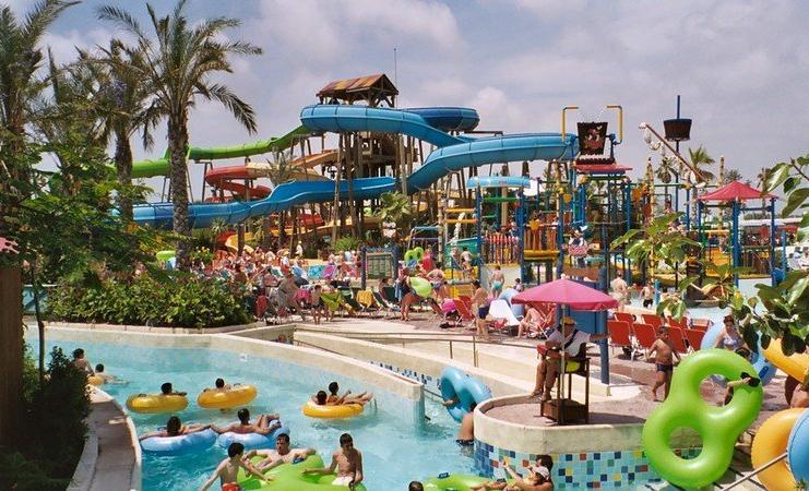 Kühle Orte für heiße Sommertage in Barcelona PortAventura Caribe Aquatic Park in Salou, Spain.
