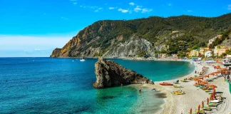Badestellen und Strände in Cinque Terre, Italien Der Strand von Monterosso in den Cinque Terre, Italien