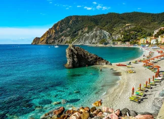 Badestellen und Strände in Cinque Terre, Italien Der Strand von Monterosso in den Cinque Terre, Italien